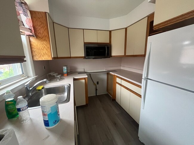 Building Photo - 3 bed room 1.5 bath