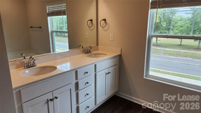 Building Photo - 14320 Moss Rd