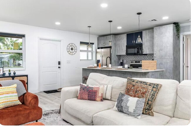 Building Photo - 2648 NW 9th Ln