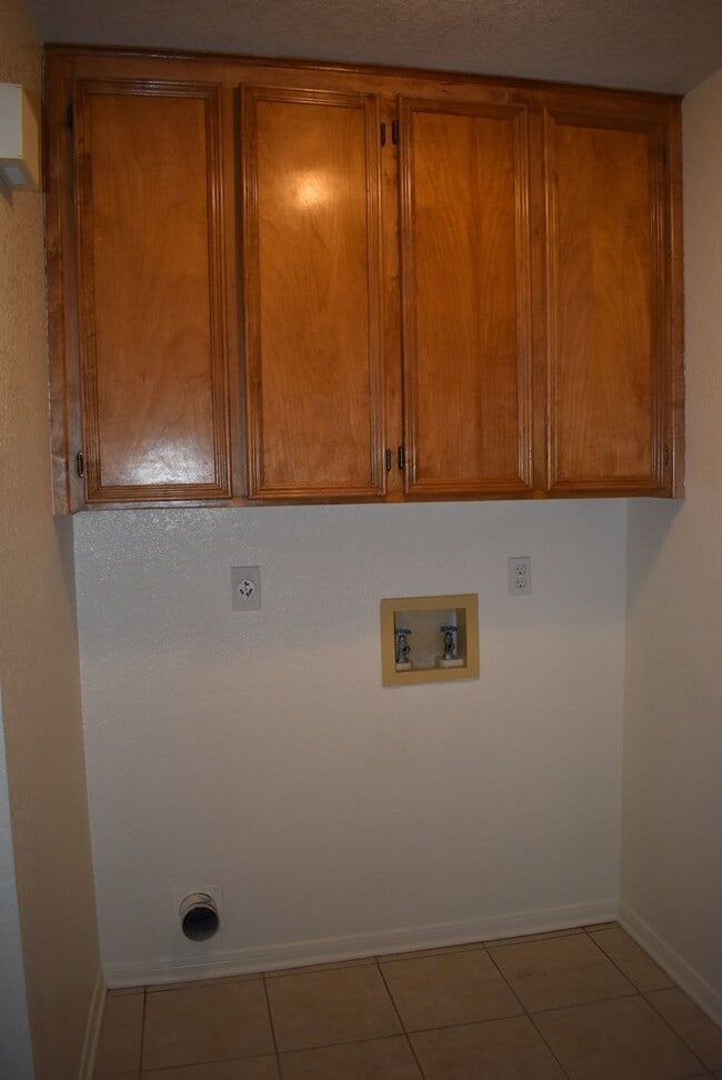 Building Photo - 907 Crymes Ln