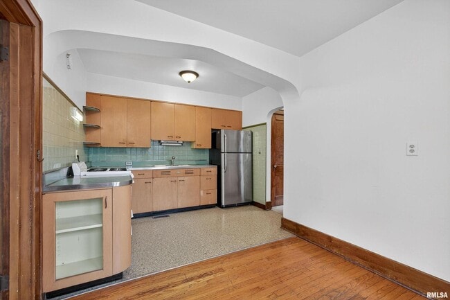 Building Photo - 318 W Columbia Ave