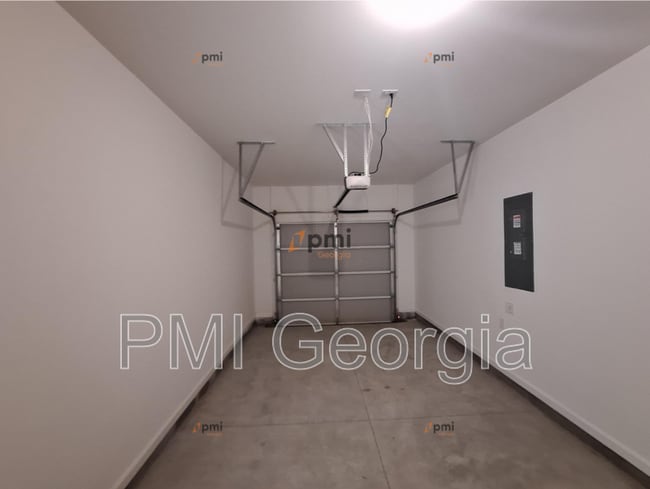 Building Photo - 220 Kenoot Dr