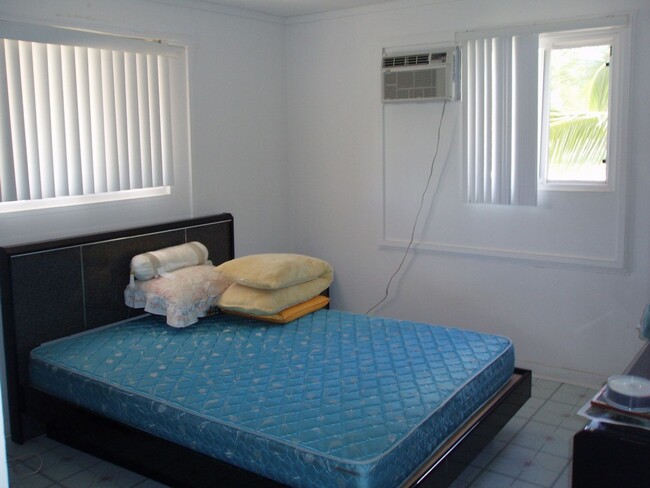 Building Photo - 3 bed/1.5 bath with large yard.