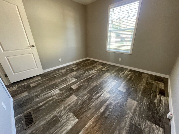 Building Photo - 38033 Ducharme Dr