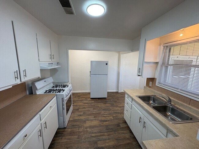 Building Photo - Cozy Home On Spacious Corner Lot Available Now in Dinuba CA!
