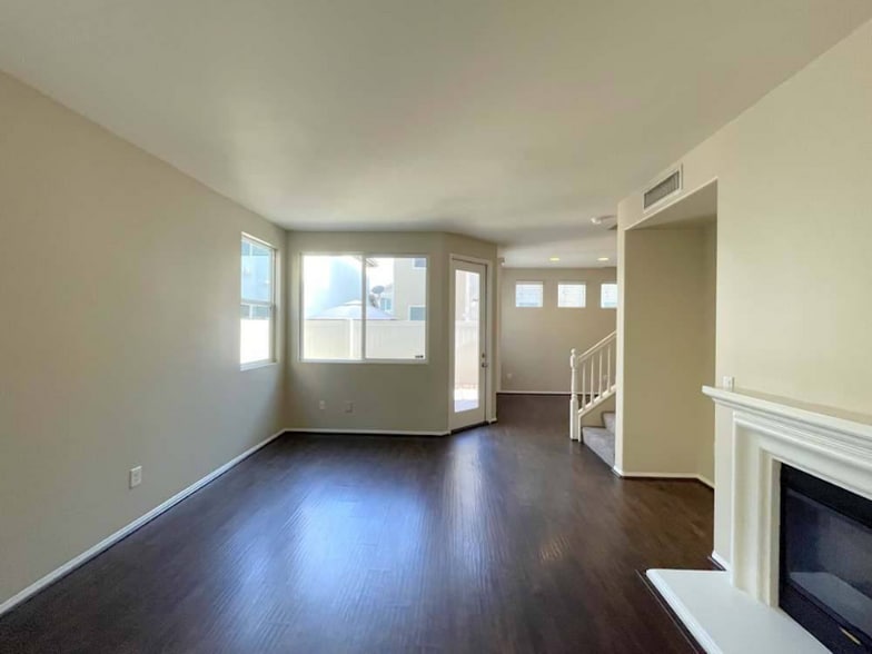 Building Photo - 1057 E Agate Ct