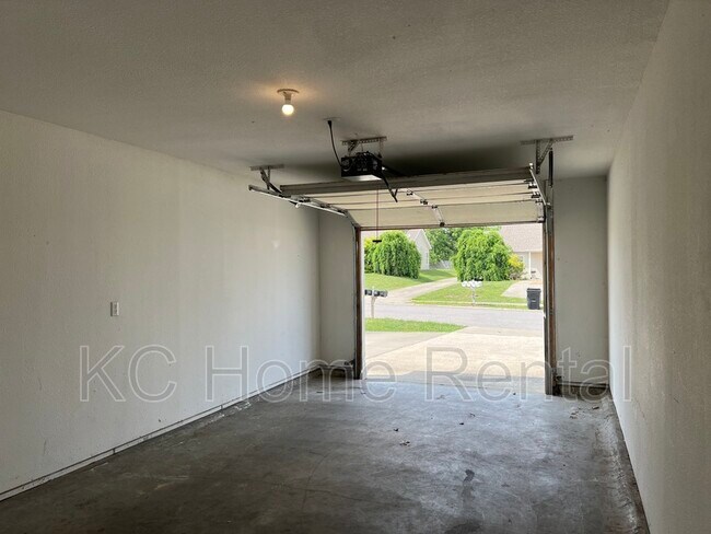 Building Photo - 2128 Highridge Dr