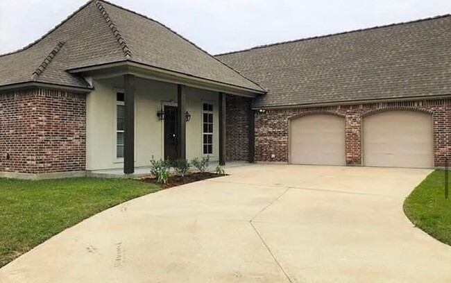 Building Photo - 4-bedroom, 3.5-bathroom home AVAILABLE NOW!