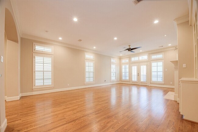 Building Photo - 232 Detering St