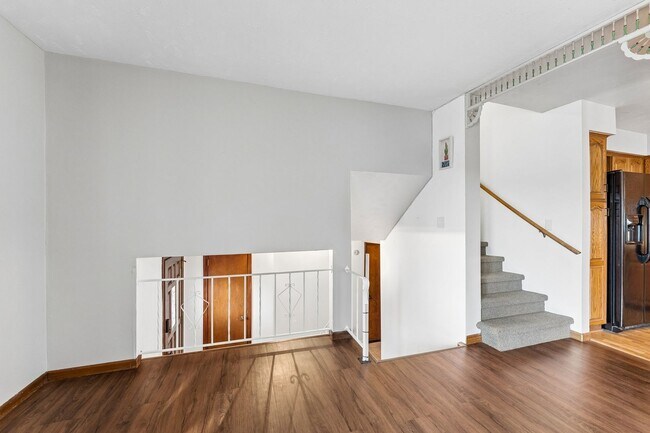 Building Photo - Sun Room!