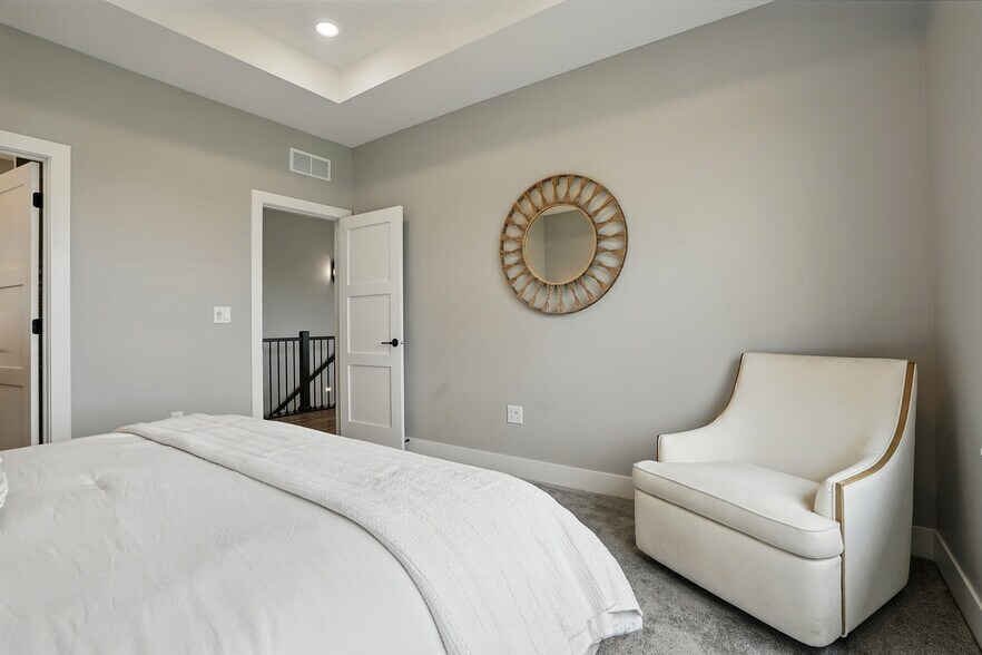 Building Photo - 933 Long Dr