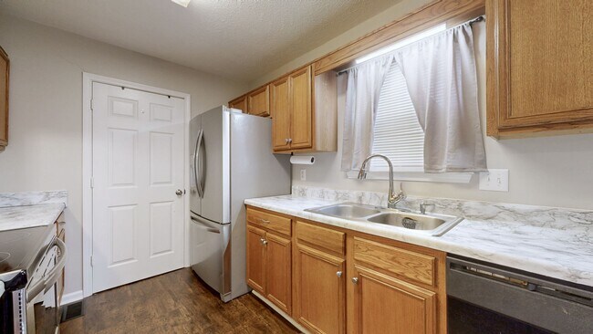 Building Photo - 2553 Hillingdon Dr