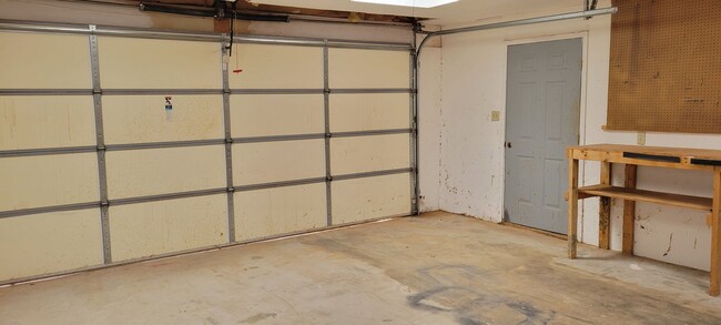 Building Photo - LARGE HOME ON QUIET STREET NEAR HOSPITAL