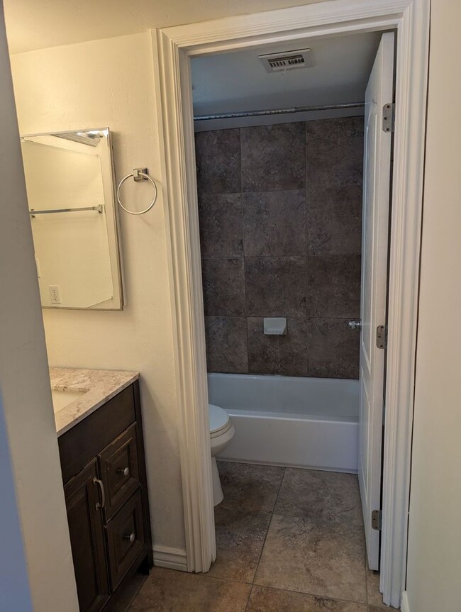 Building Photo - Newly Remodeled One Bedroom/ One Bath Condo