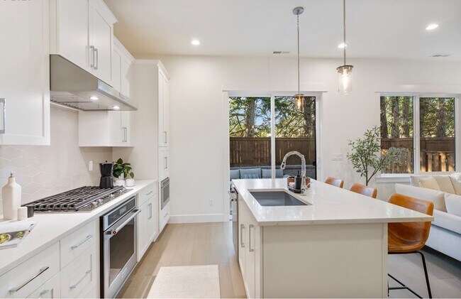 Building Photo - 15628 NW Raywood Ln