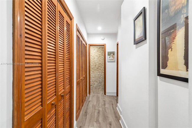 Building Photo - 6870 SW 77th Terrace