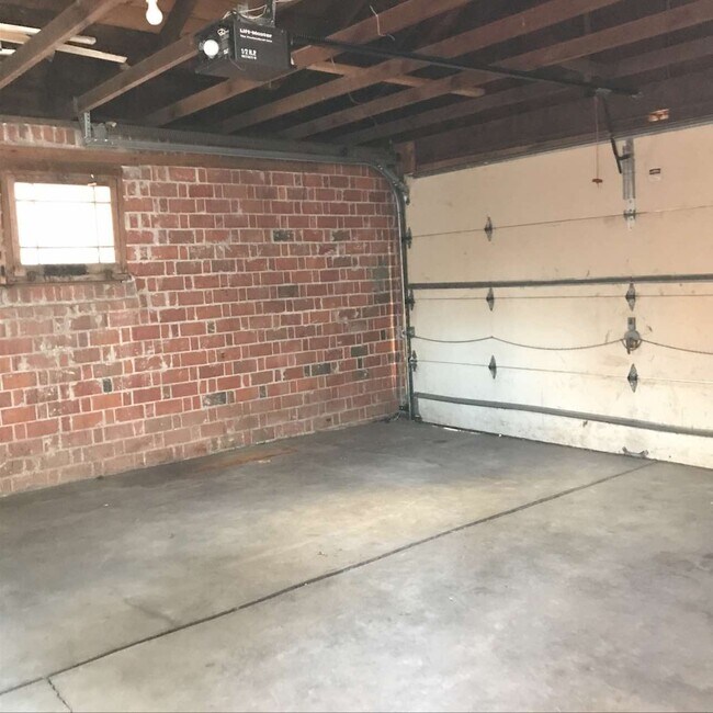 Building Photo - 1536 Peterson St