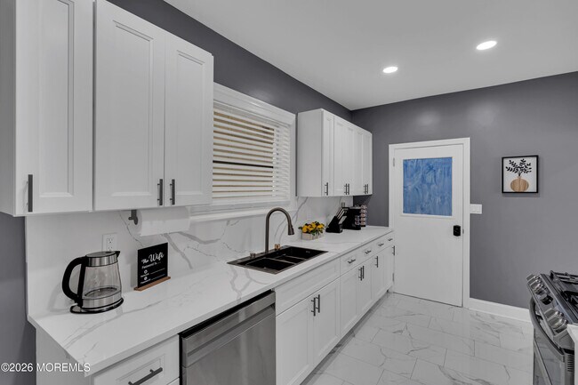 Building Photo - 11 E 43rd St