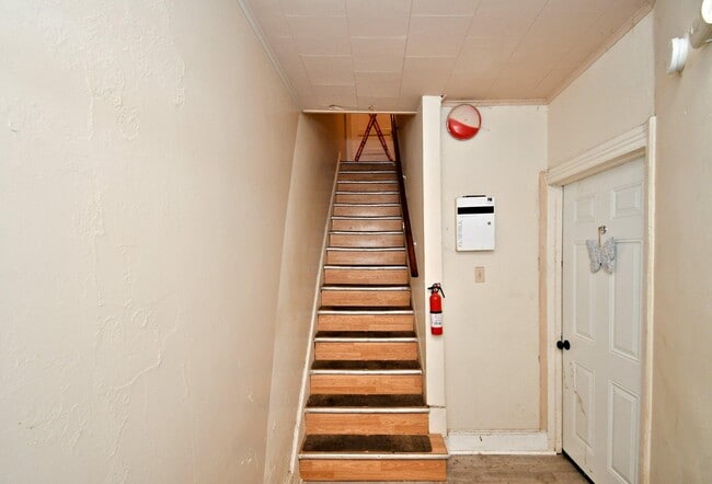 Building Photo - 563 King St