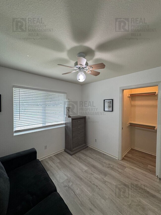 Building Photo - $750 MOVE-IN SPECIAL DISCOUNT AVAILABLE! Luxury Living Awaits: Stunning 4-Bedroom Cul-de-Sac Retr...