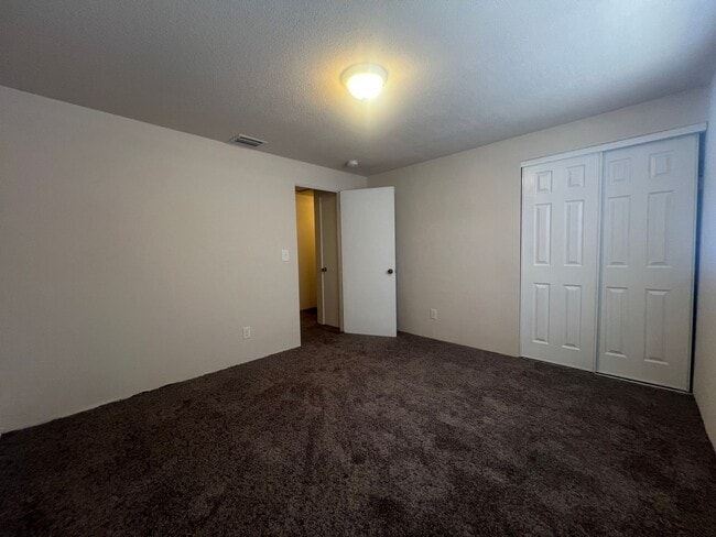 Building Photo - Renovated Beautiful 2 Bed 1.5 Bath Townhom...