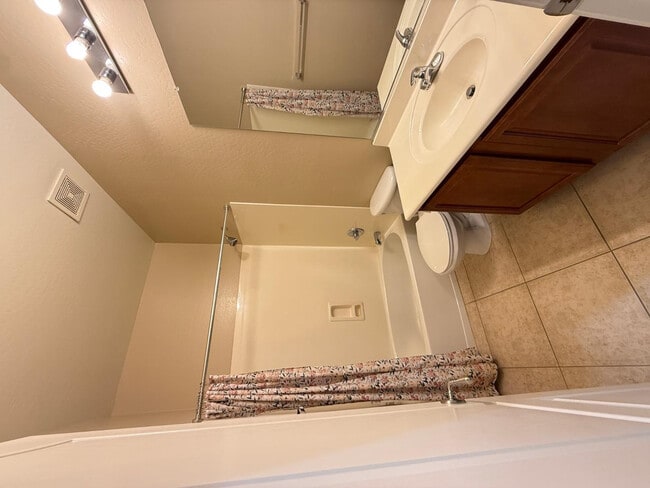 Building Photo - 1928 W Spur Dr