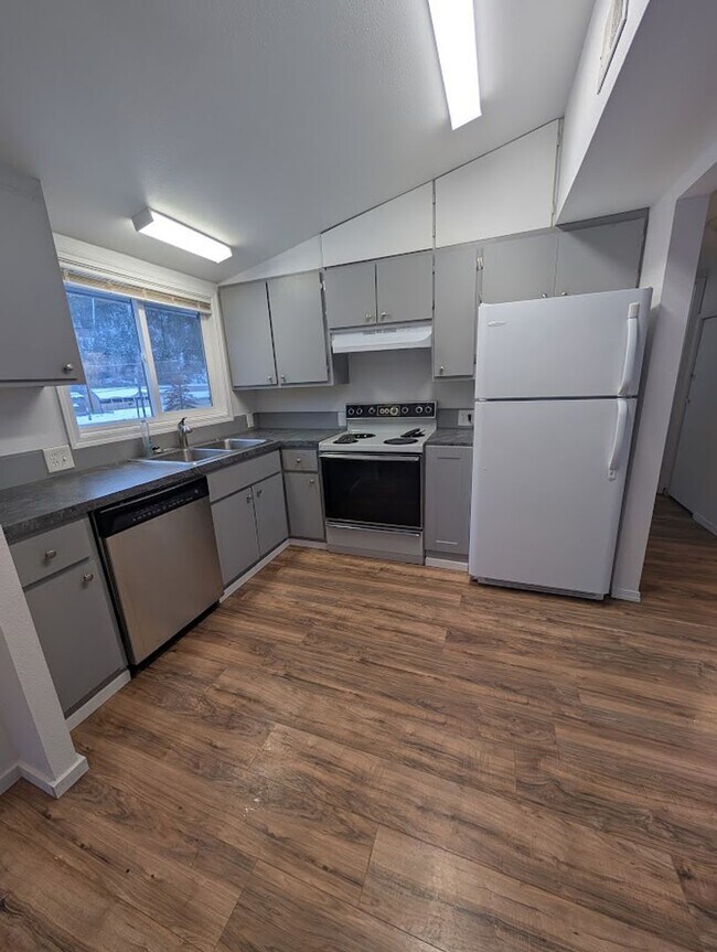 Building Photo - Dog-Friendly Orofino House