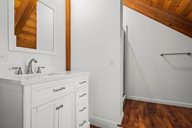 Building Photo - Remodeled Mountain Style Home
