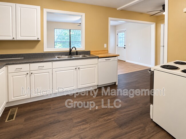 Building Photo - 1205 Fairway Dr SW