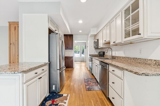 Building Photo - This is Reston living at its finest!