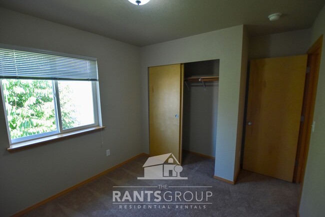 Building Photo - Easy JBLM Commute! Close to amenities!