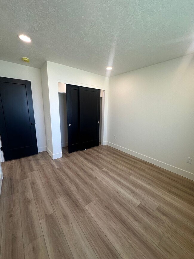 Building Photo - 2 bed, 1 Bath, 1 Car Garage, - Modern Insi...