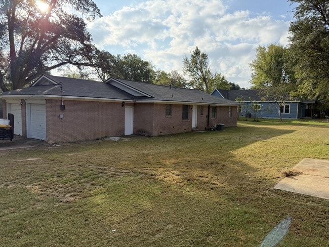 Building Photo - 915 N Spring St