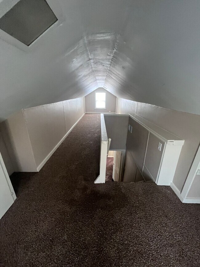 Building Photo - 4518 South Park Dr. - Updated Three Bedroo...