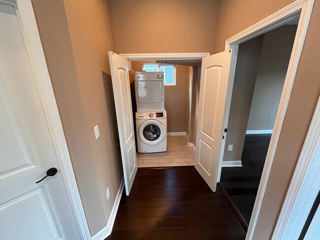 Building Photo - Beautiful 2 Bedroom Downtown!
