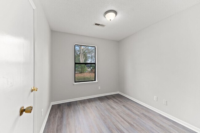 Building Photo - 165 Hummingbird Ave