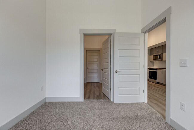 Building Photo - Walk to Geodis - 1 Bed Condo in WEHO!