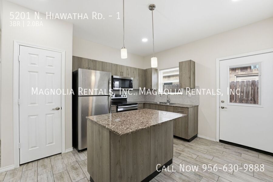 Building Photo - 5201 N Hiawatha Dr