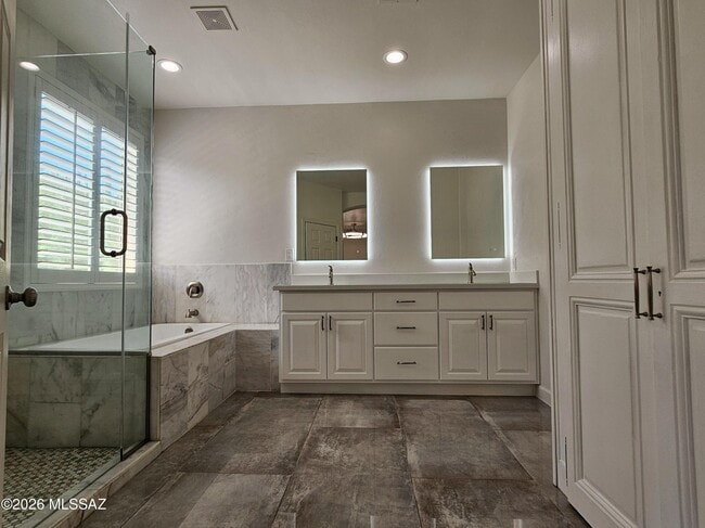 Building Photo - 4389 N Sunset Cliff Dr