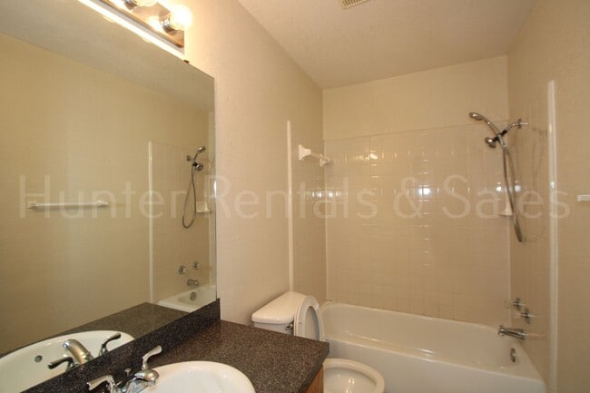 Building Photo - Three Bedroom Beauty!