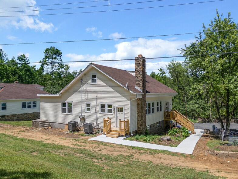 Main Entry - 75 Dreamland Park Dr