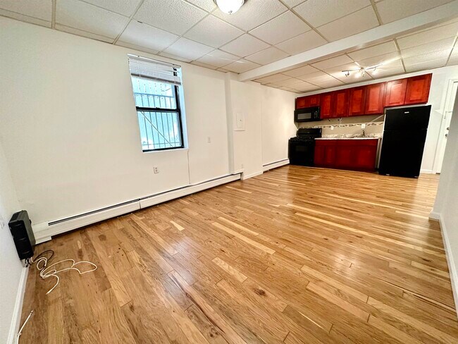 Primary Photo - 7 Thorne St