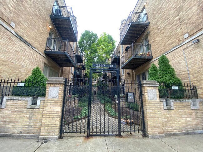 Building Photo - 2243 N Lincoln Ave