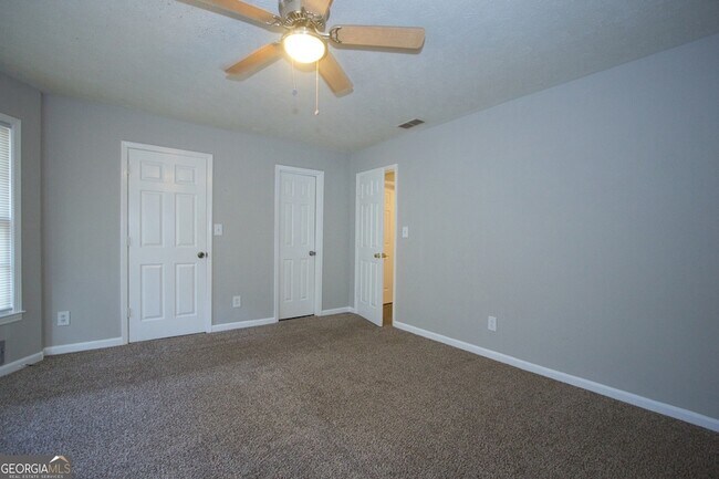 Building Photo - 2139 Golfview Dr SE