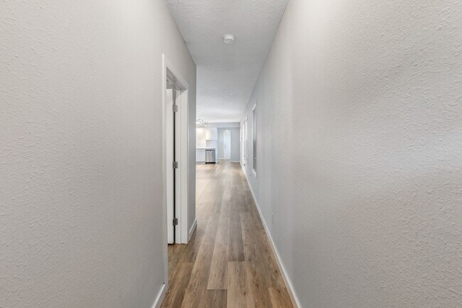 Building Photo - 1 BD available in the serene SW Hills