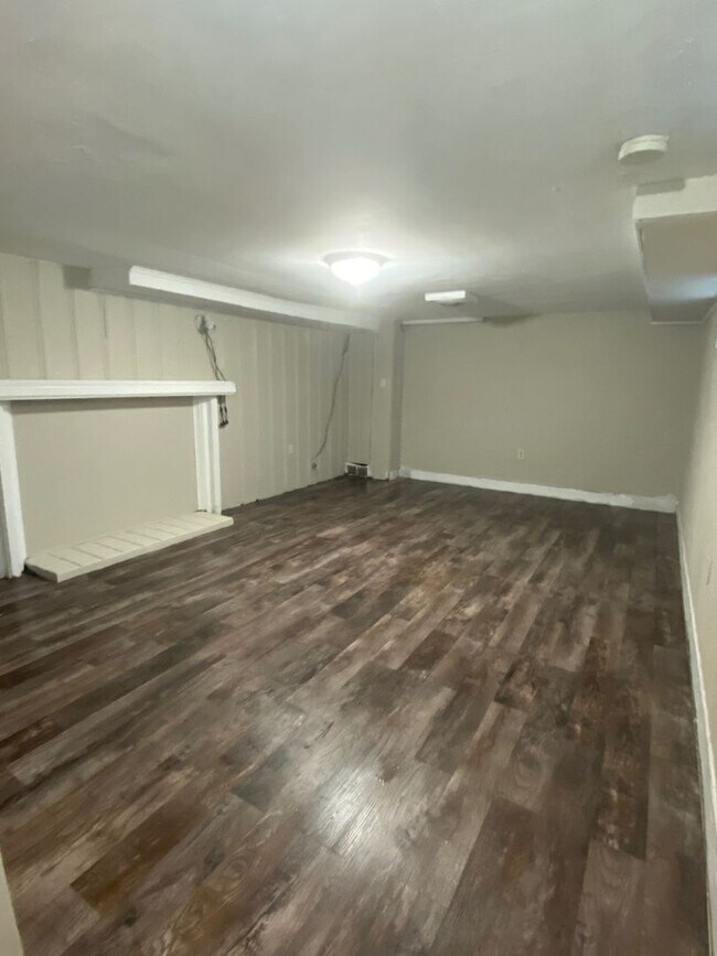 Building Photo - GLEN PARK LIVING! Near IUN & Golf Course!