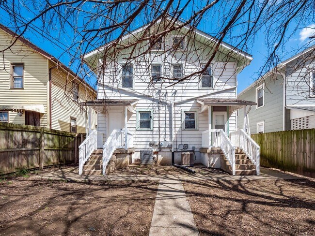 Building Photo - 1359 N 6th St