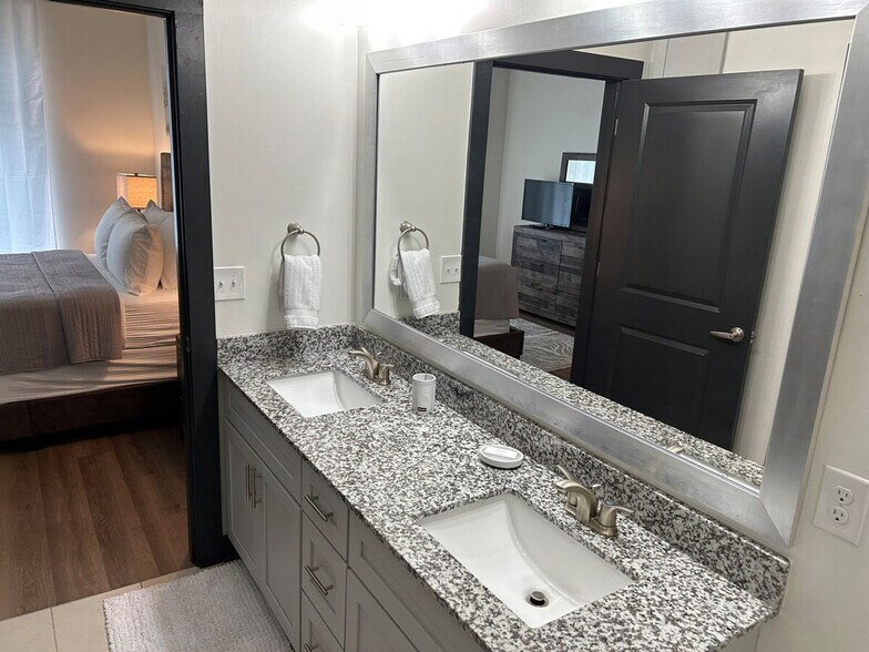 Building Photo - 401 W Trade St