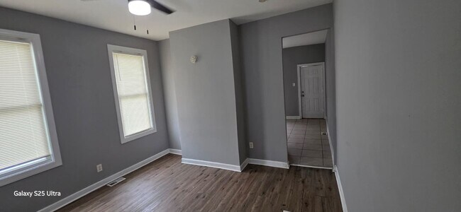 Building Photo - Three Bedroom One Bathroom Ready For ASAP Move In