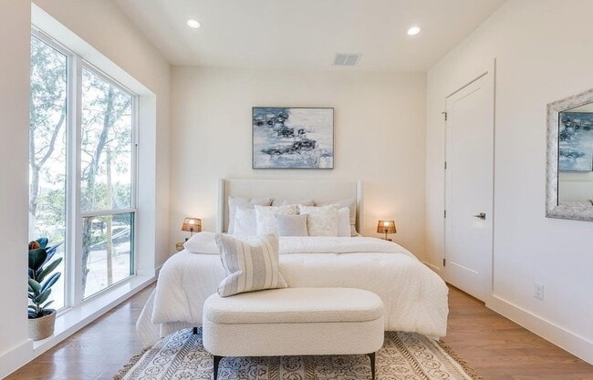 Building Photo - 1902 N Carroll Ave